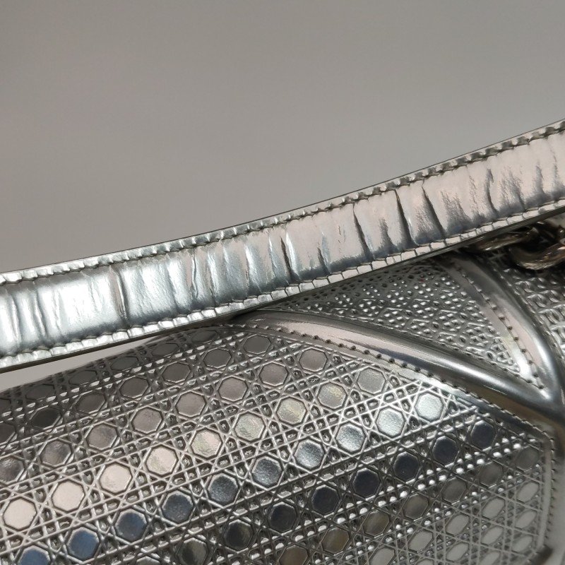 Dior Diorama盾牌包中號牛皮純色藤格紋盾形紋章搭扣單肩包-16