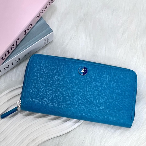 CHANEL 荔枝皮拚色琺瑯logoㄇ拉長夾 淺藍 17開