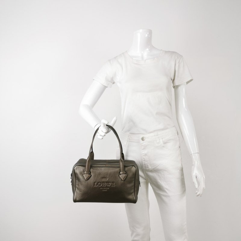 Loewe牛皮純色字母logo壓紋手提包-1