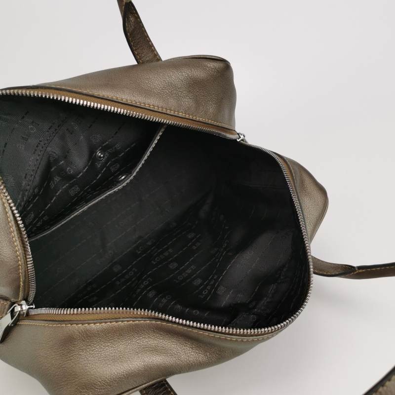 Loewe牛皮純色字母logo壓紋手提包-6