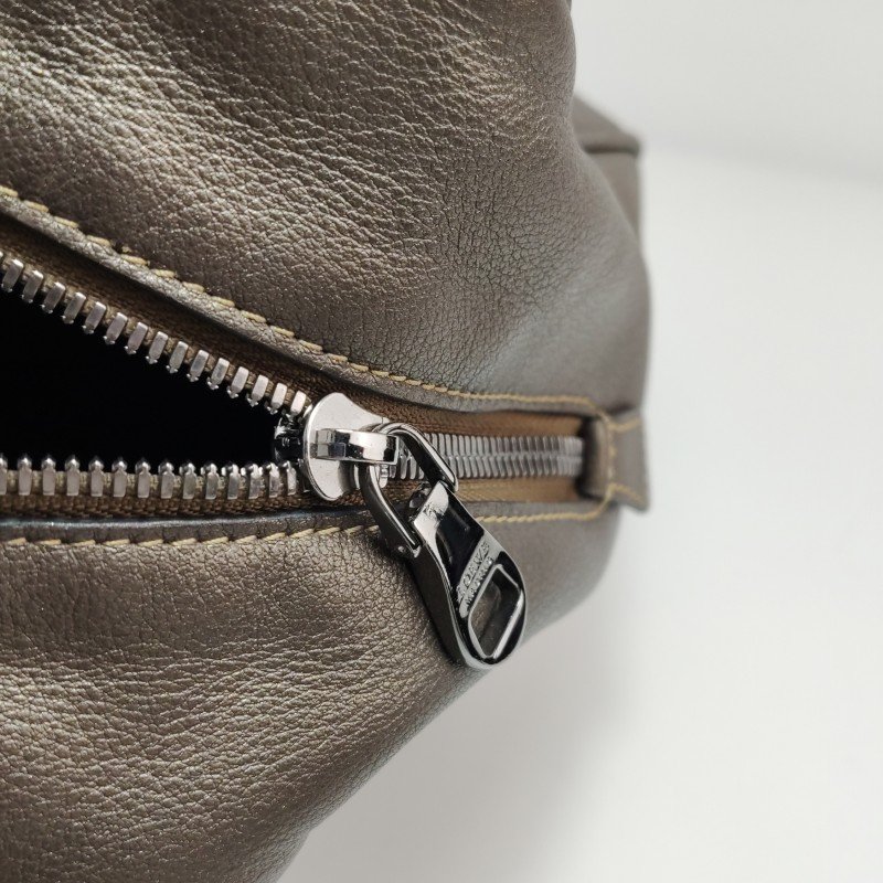 Loewe牛皮純色字母logo壓紋手提包-8