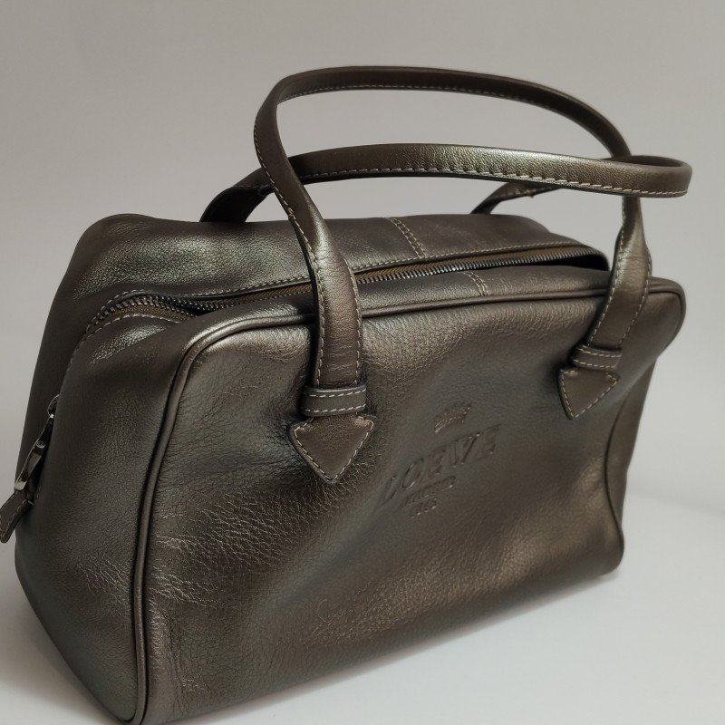 Loewe牛皮純色字母logo壓紋手提包-11