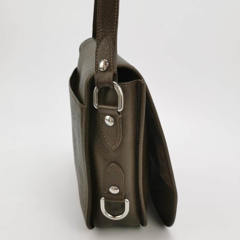 Louis Vuitton(LV)TaigaAndrei牛皮純色翻蓋斜挎包單肩包-3