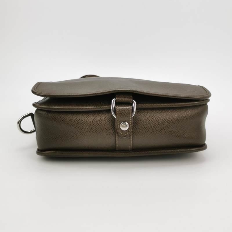 Louis Vuitton(LV)TaigaAndrei牛皮純色翻蓋斜挎包單肩包-5