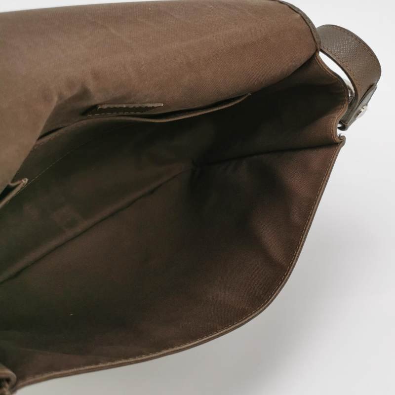 Louis Vuitton(LV)TaigaAndrei牛皮純色翻蓋斜挎包單肩包-6