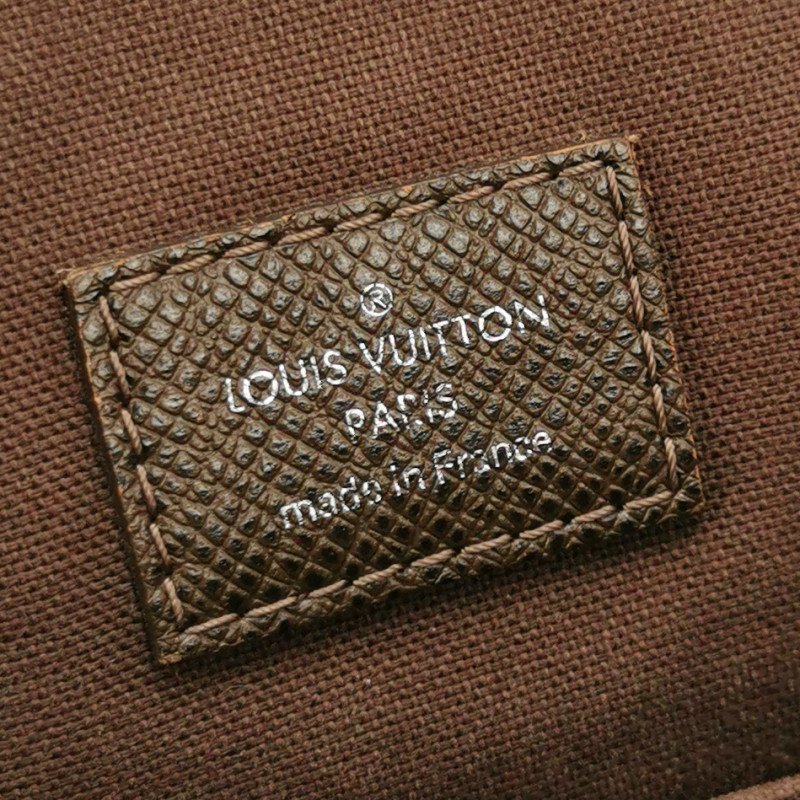 Louis Vuitton(LV)TaigaAndrei牛皮純色翻蓋斜挎包單肩包-7