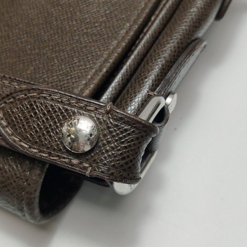 Louis Vuitton(LV)TaigaAndrei牛皮純色翻蓋斜挎包單肩包-10