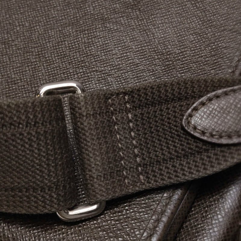 Louis Vuitton(LV)TaigaAndrei牛皮純色翻蓋斜挎包單肩包-11