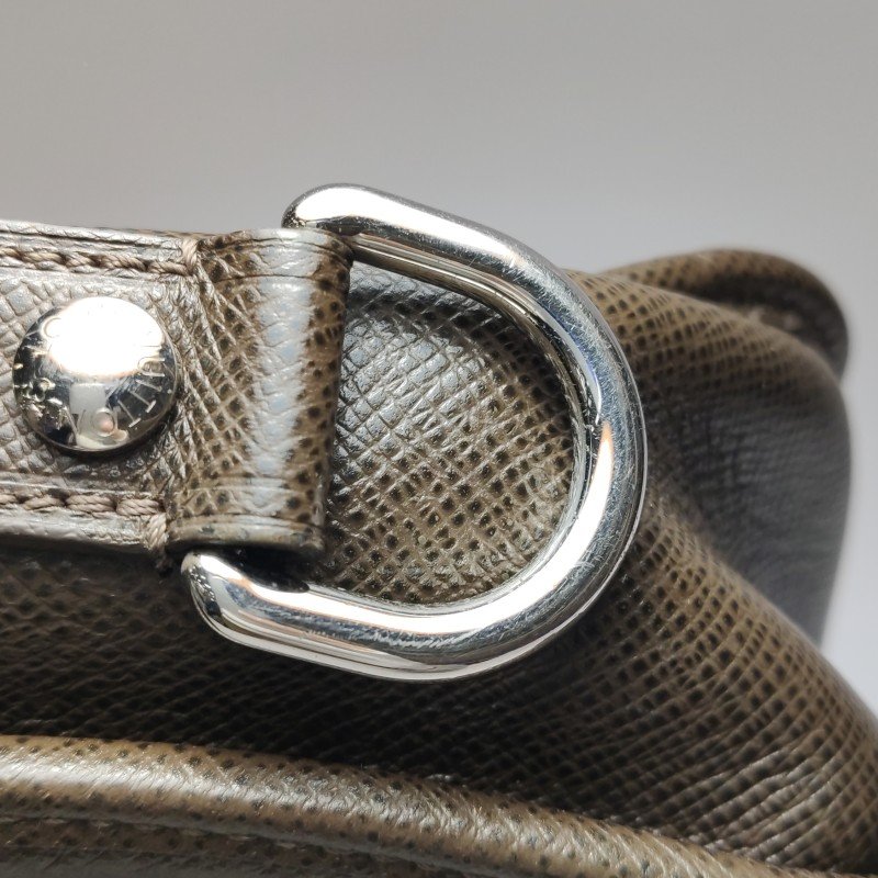 Louis Vuitton(LV)TaigaAndrei牛皮純色翻蓋斜挎包單肩包-13