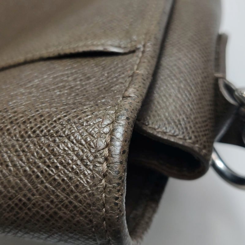 Louis Vuitton(LV)TaigaAndrei牛皮純色翻蓋斜挎包單肩包-15