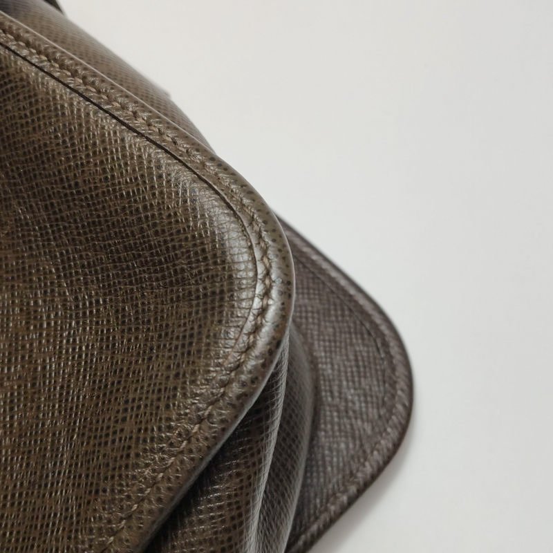 Louis Vuitton(LV)TaigaAndrei牛皮純色翻蓋斜挎包單肩包-16