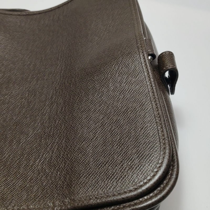 Louis Vuitton(LV)TaigaAndrei牛皮純色翻蓋斜挎包單肩包-18