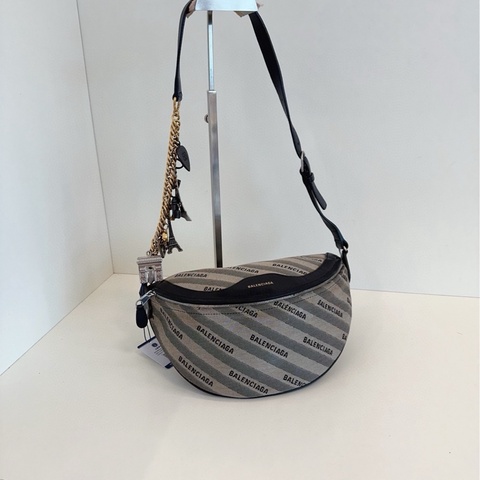 【97新🆕】Balenciaga 秀款滿logo 巴黎鐵塔徽章掛飾 腰包 胸包  斜挎包