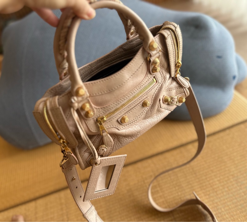 BALENCIAGA巴黎世家奶茶粉金口甜心可手提可斜背機車包小可愛-1