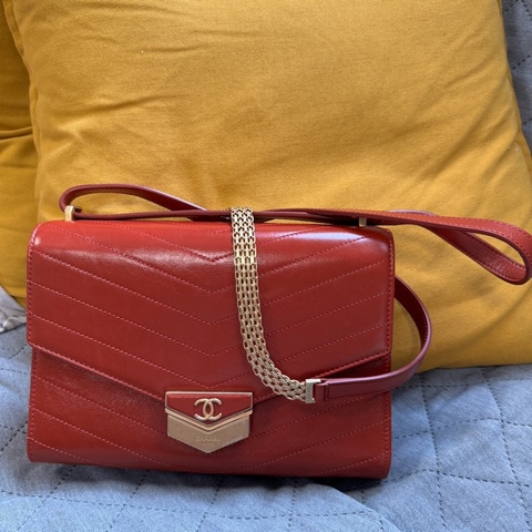 CHANEL-Chevron Medal Flap Bag橘紅色 9.9成新