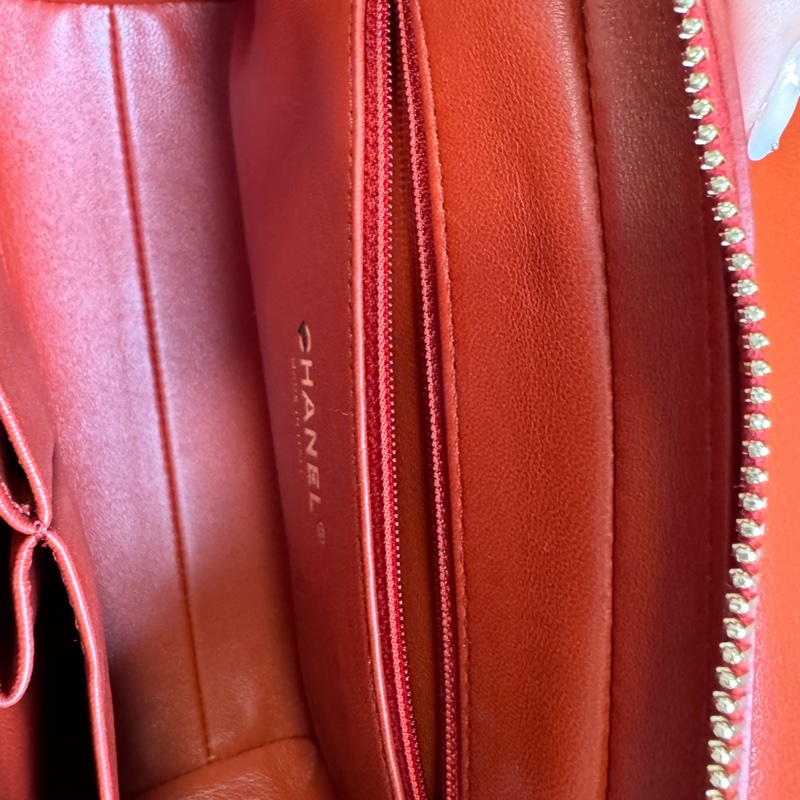 CHANEL-Chevron Medal Flap Bag橘紅色 9.9成新-7
