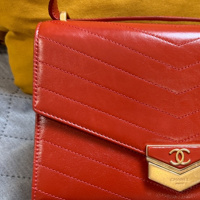 CHANEL-Chevron Medal Flap Bag橘紅色 9.9成新-19