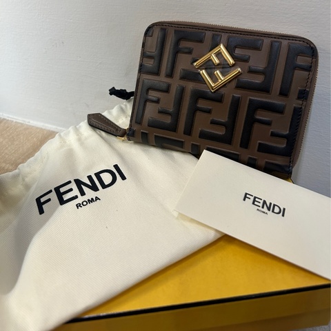 Fendi 咖牛皮ㄇ拉6卡短夾