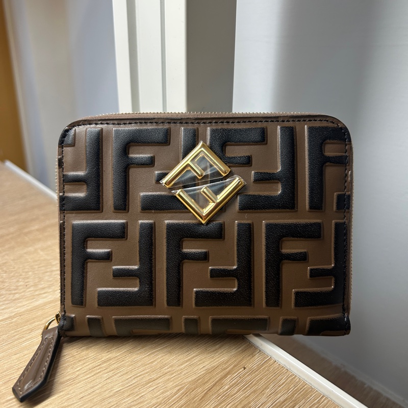 Fendi 咖牛皮ㄇ拉6卡短夾-1