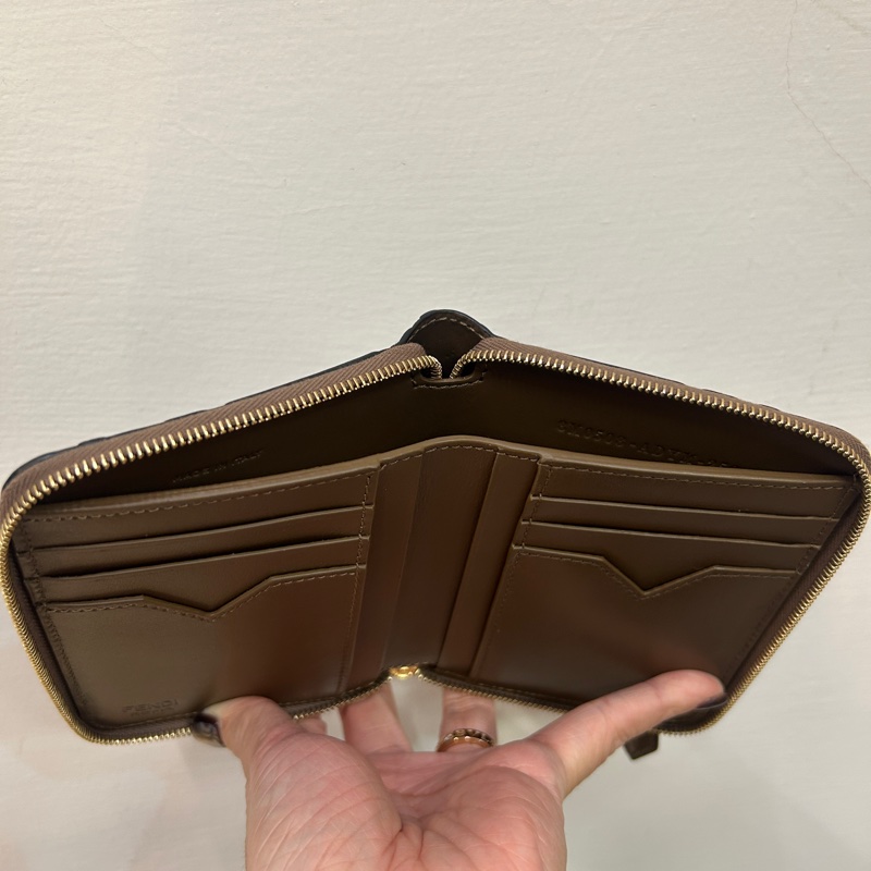Fendi 咖牛皮ㄇ拉6卡短夾-6