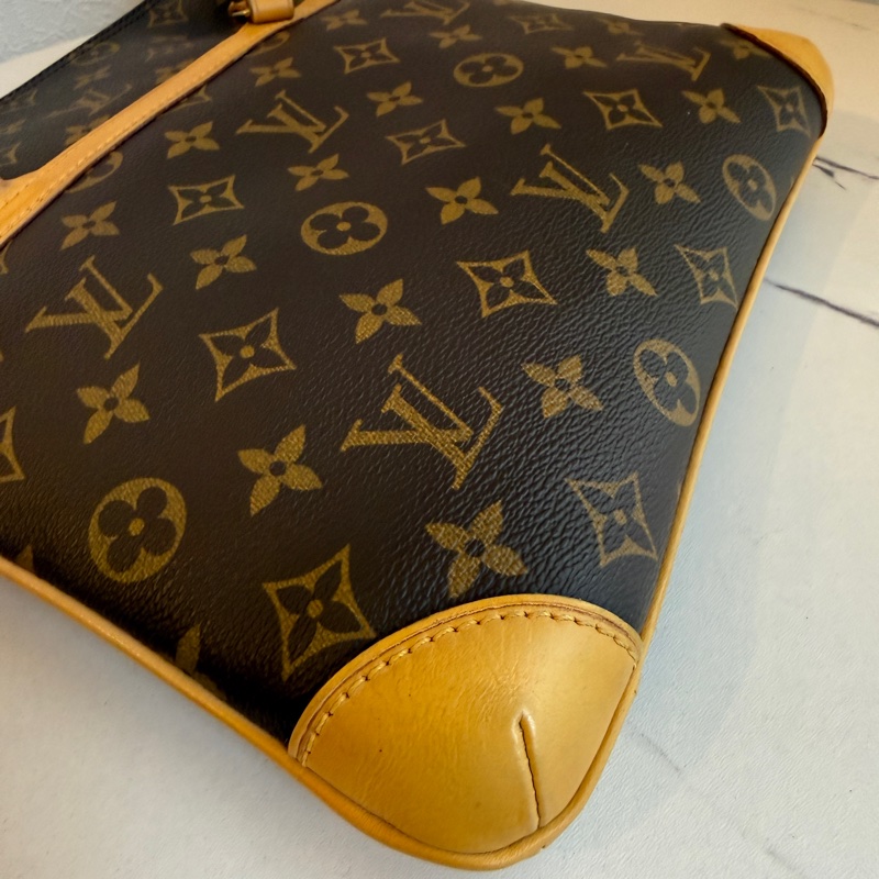 Lv 枕頭肩背包 絕版款-2