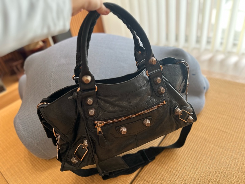 Balenciaga巴黎世家帥潮黑柔軟玫瑰金扣加乘的經典美包-0