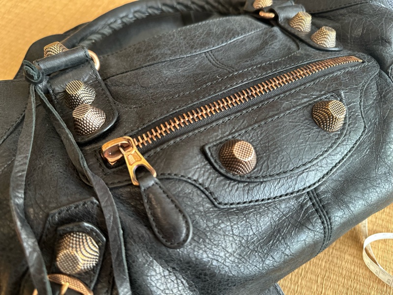 Balenciaga巴黎世家帥潮黑柔軟玫瑰金扣加乘的經典美包-1