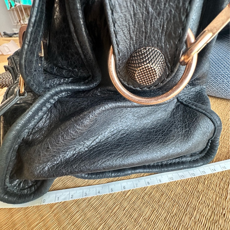 Balenciaga巴黎世家帥潮黑柔軟玫瑰金扣加乘的經典美包-3