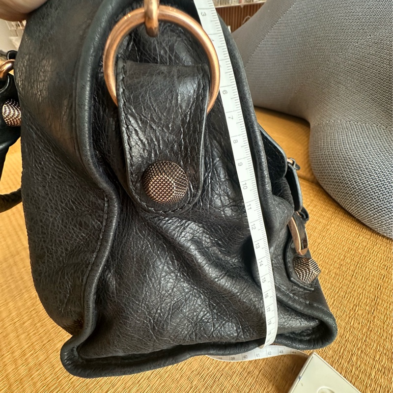 Balenciaga巴黎世家帥潮黑柔軟玫瑰金扣加乘的經典美包-4