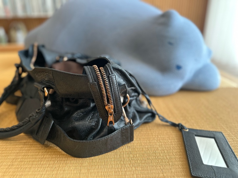 Balenciaga巴黎世家帥潮黑柔軟玫瑰金扣加乘的經典美包-6