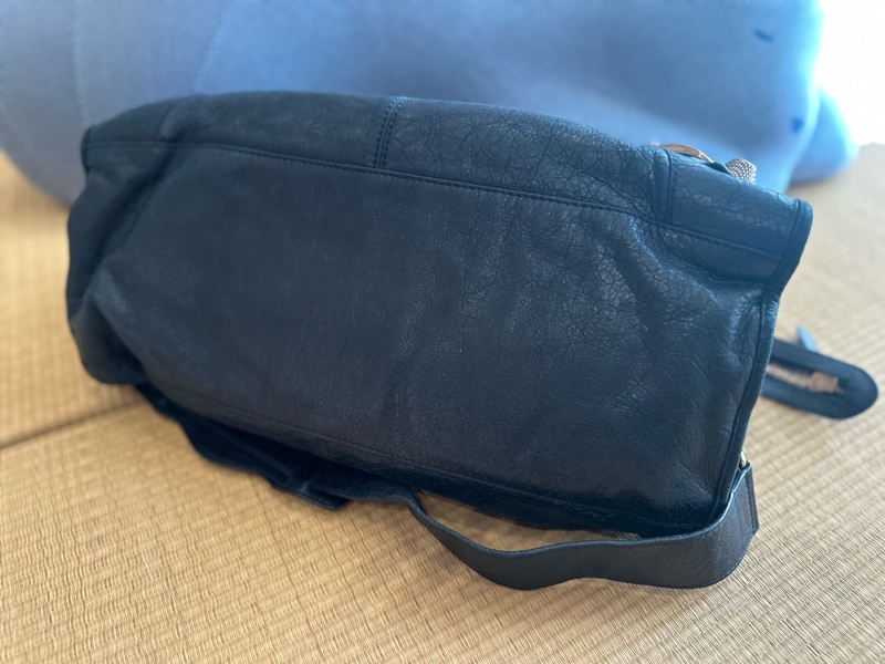 Balenciaga巴黎世家帥潮黑柔軟玫瑰金扣加乘的經典美包-7