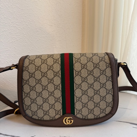 Gucci 半圓斜背包 好用的尺寸