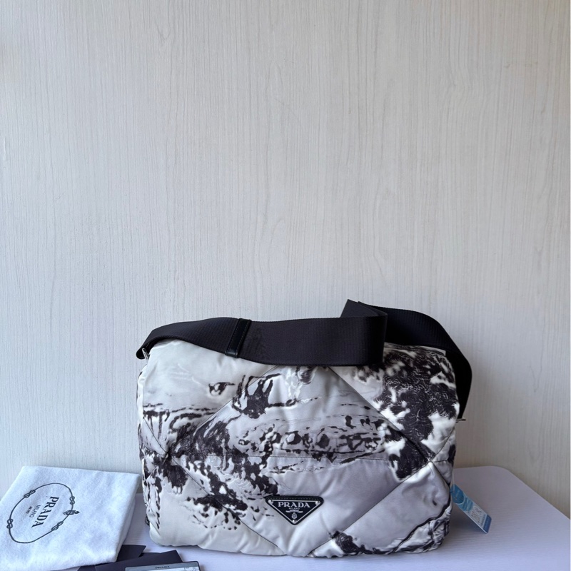 【閒置未使用】 Prada 水墨尼龍泡芙郵差包 單肩包-0