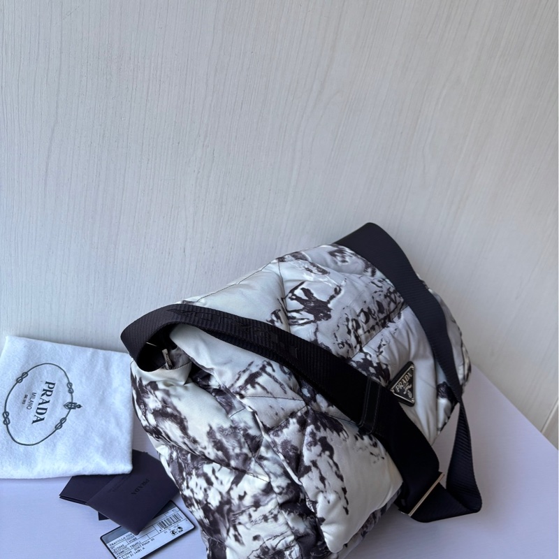 【閒置未使用】 Prada 水墨尼龍泡芙郵差包 單肩包-1
