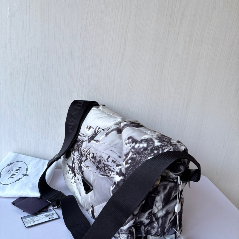 【閒置未使用】 Prada 水墨尼龍泡芙郵差包 單肩包-2