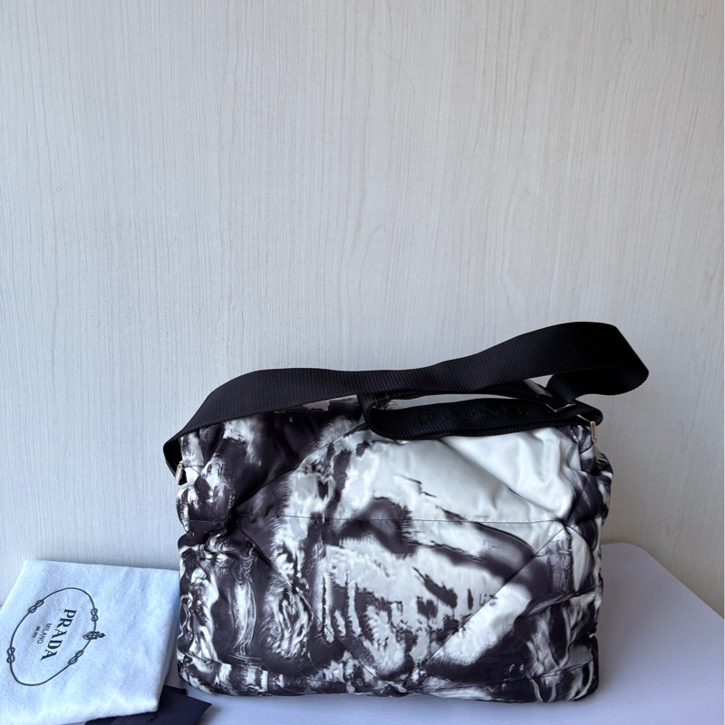 【閒置未使用】 Prada 水墨尼龍泡芙郵差包 單肩包-3