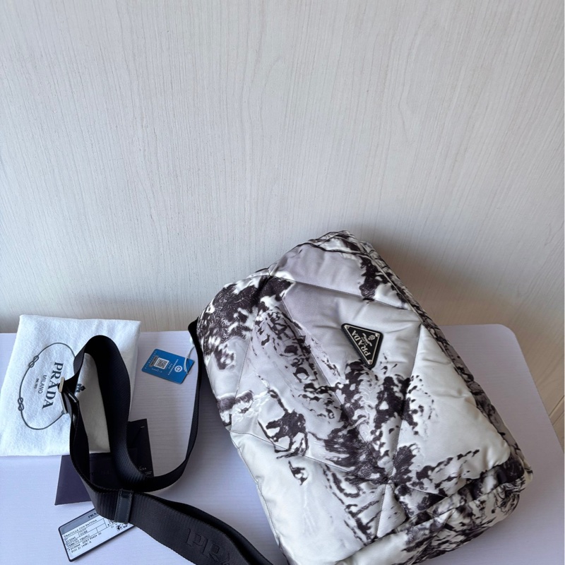 【閒置未使用】 Prada 水墨尼龍泡芙郵差包 單肩包-4