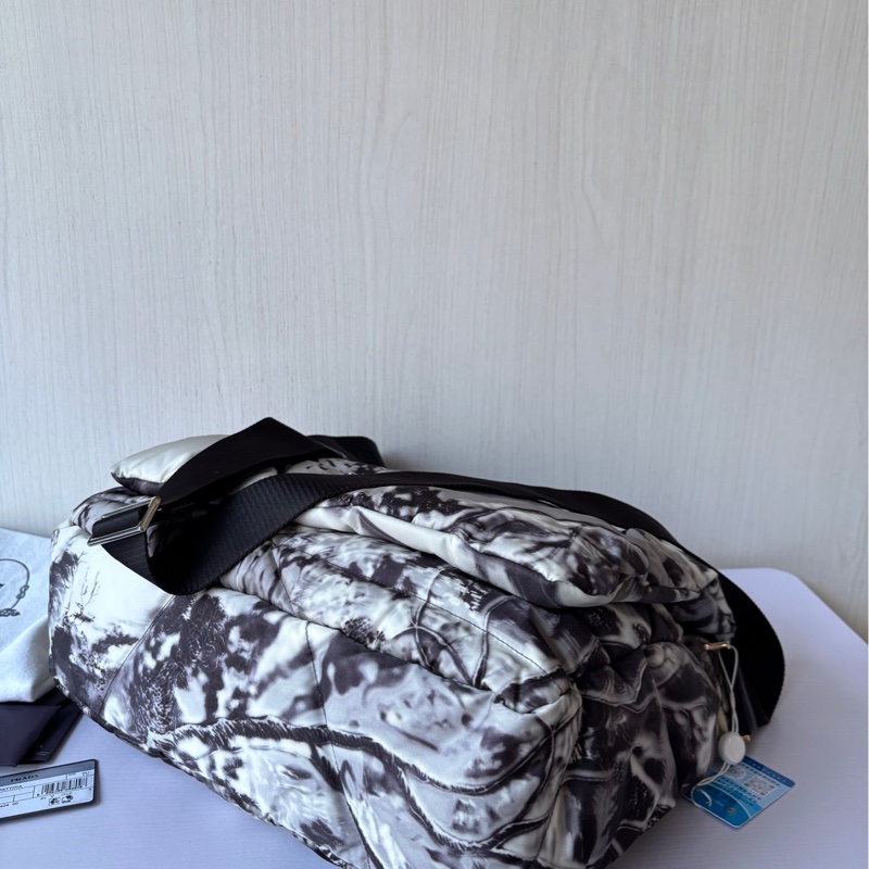 【閒置未使用】 Prada 水墨尼龍泡芙郵差包 單肩包-6