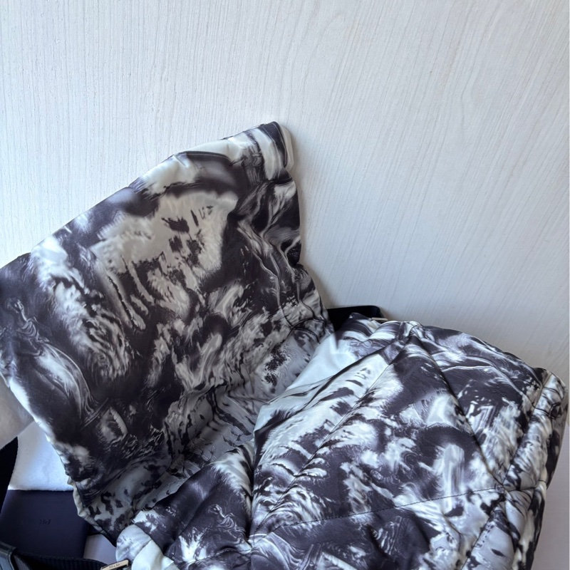 【閒置未使用】 Prada 水墨尼龍泡芙郵差包 單肩包-7