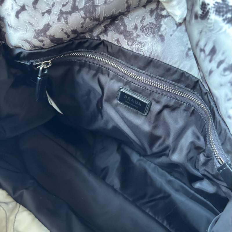 【閒置未使用】 Prada 水墨尼龍泡芙郵差包 單肩包-8