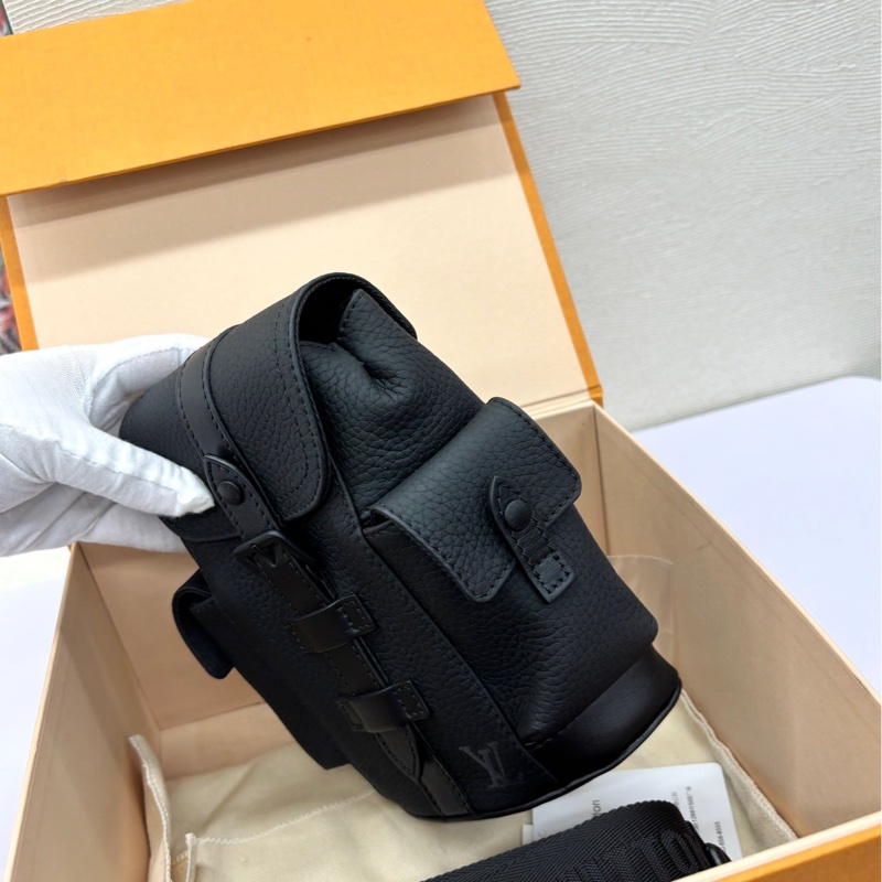 【閒置】 LV 黑色Christopher xs斜挎包-1