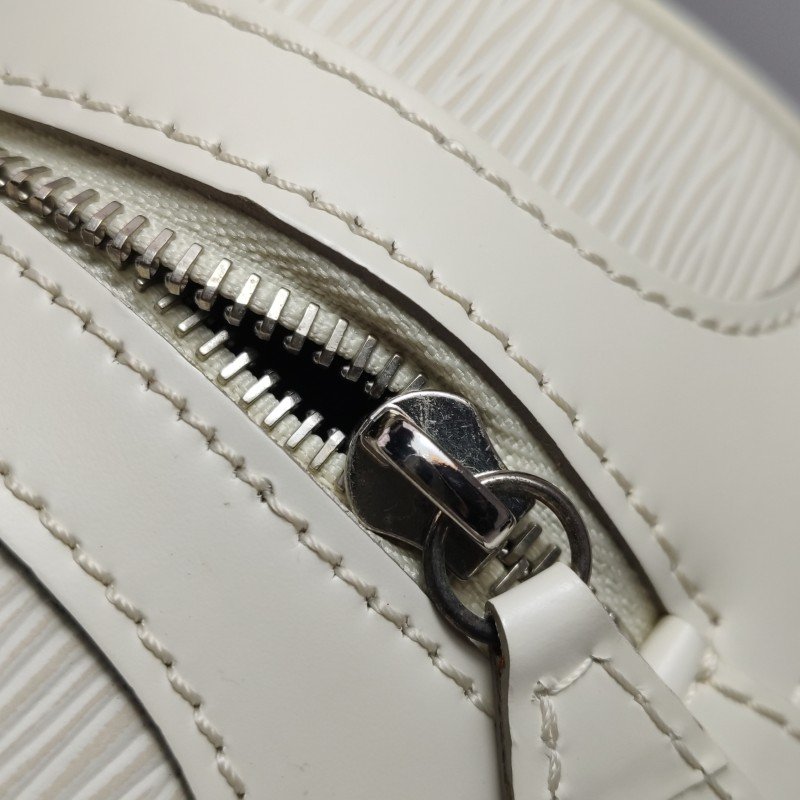 Louis Vuitton(LV)Montaigne蒙田包牛皮純色水波紋Logo浮雕鉚釘手提包-12