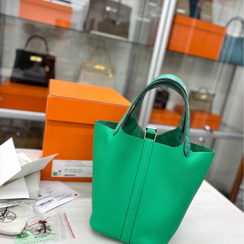 【整體99新】Hermes薄荷綠/帝王綠手柄 鰐魚touch 18菜籃子 z刻手提包-1