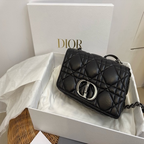 閒置新品DIOR黑色Soft Dior Caro 油蠟皮黑鏈中型菱格羊皮側背包M9253UHPA_M900