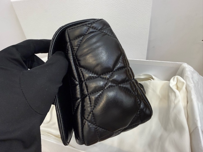 閒置新品DIOR黑色Soft Dior Caro 油蠟皮黑鏈中型菱格羊皮側背包M9253UHPA_M900-6