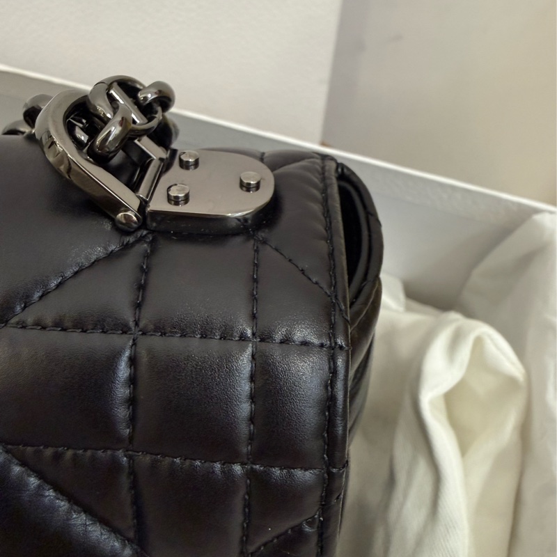 閒置新品DIOR黑色Soft Dior Caro 油蠟皮黑鏈中型菱格羊皮側背包M9253UHPA_M900-14