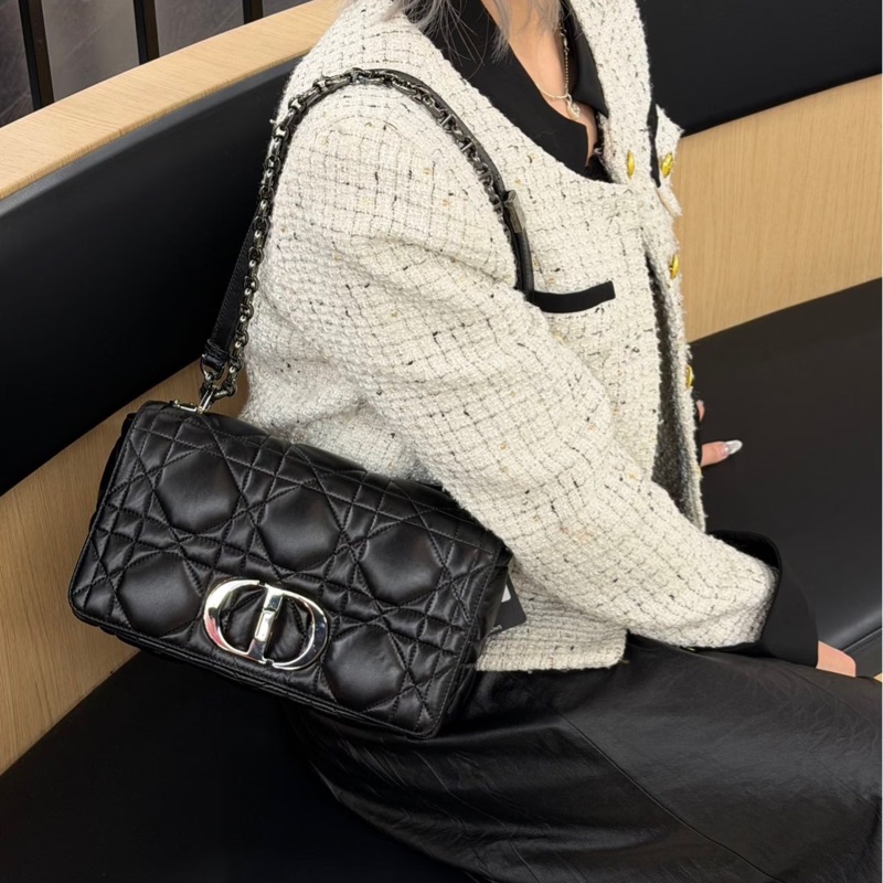 閒置新品DIOR黑色Soft Dior Caro 油蠟皮黑鏈中型菱格羊皮側背包M9253UHPA_M900-17
