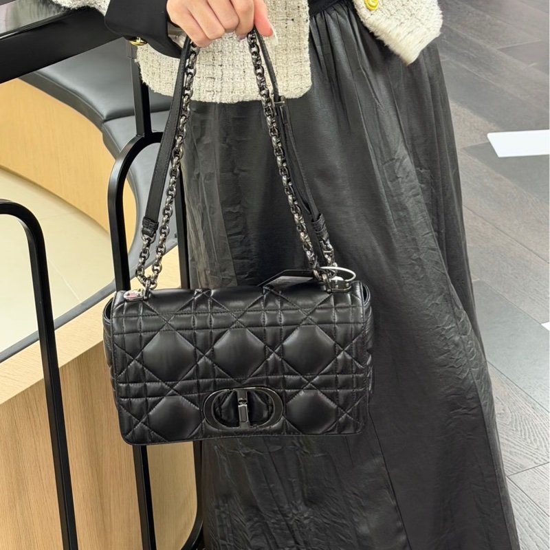 閒置新品DIOR黑色Soft Dior Caro 油蠟皮黑鏈中型菱格羊皮側背包M9253UHPA_M900-19