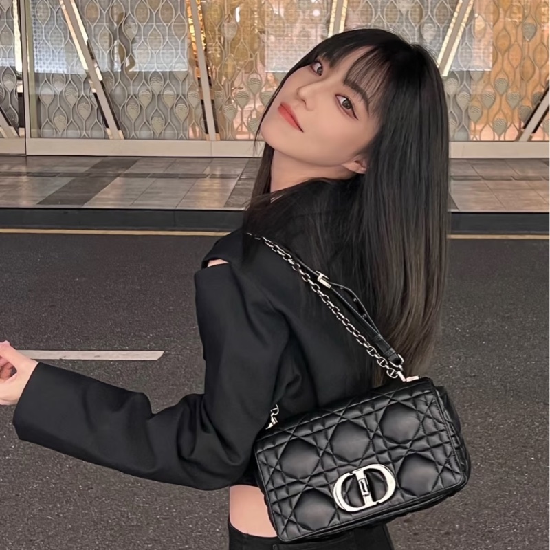 閒置新品DIOR黑色Soft Dior Caro 油蠟皮黑鏈中型菱格羊皮側背包M9253UHPA_M900-21