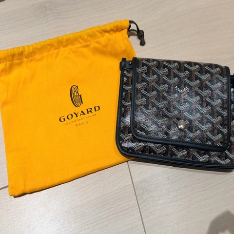 GOYARD Plumet Pocket 翻蓋斜背信封包 黑色